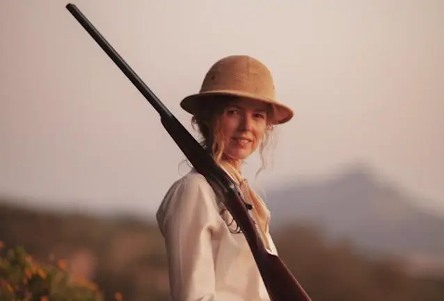 Fotograf&iacute;a facilitada por la distribuidora Begin Again de Christina Rosenvinge caracterizada como Karen Blixen en "Karen" de Mar&iacute;a P&eacute;rez. EFE