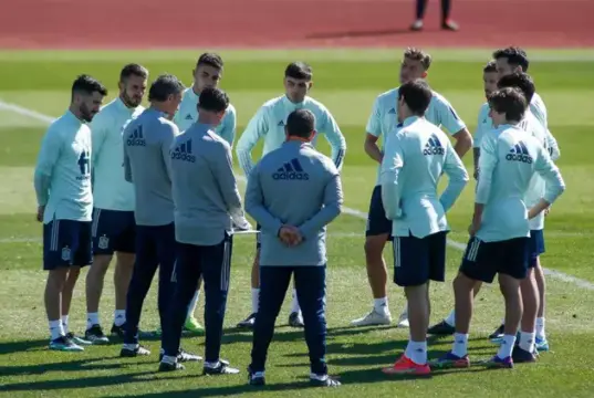 Luis Enrique Mart&iacute;nez charla con jugadores de la selecci&oacute;n espa&ntilde;ola de f&uacute;tbol durante un entrenamiento en la concentraci&oacute;n de marzo de 2021 - Oscar J. Barroso / AFP7 / Europa Press - Archivo