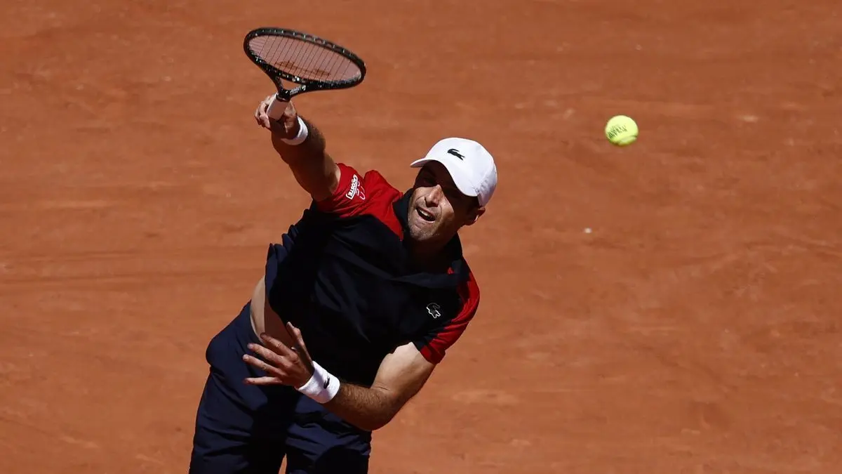 Pablo And&uacute;jar sirve en su partido contra Dominic Thiem. /