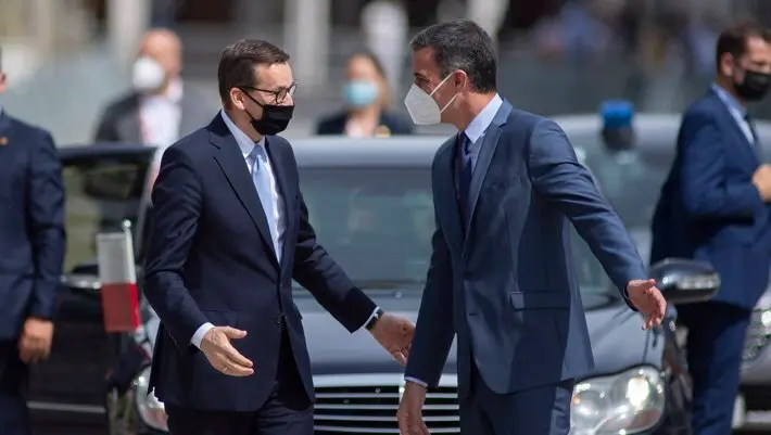 El primer ministro de la Rep&uacute;blica de Polonia, Mateusz Morawiecki (i), recibe al presidente del Gobierno, Pedro S&aacute;nchez, a su llegada a la XIII Cumbre hispano-polaca - Alberto Ortega - Europa Press