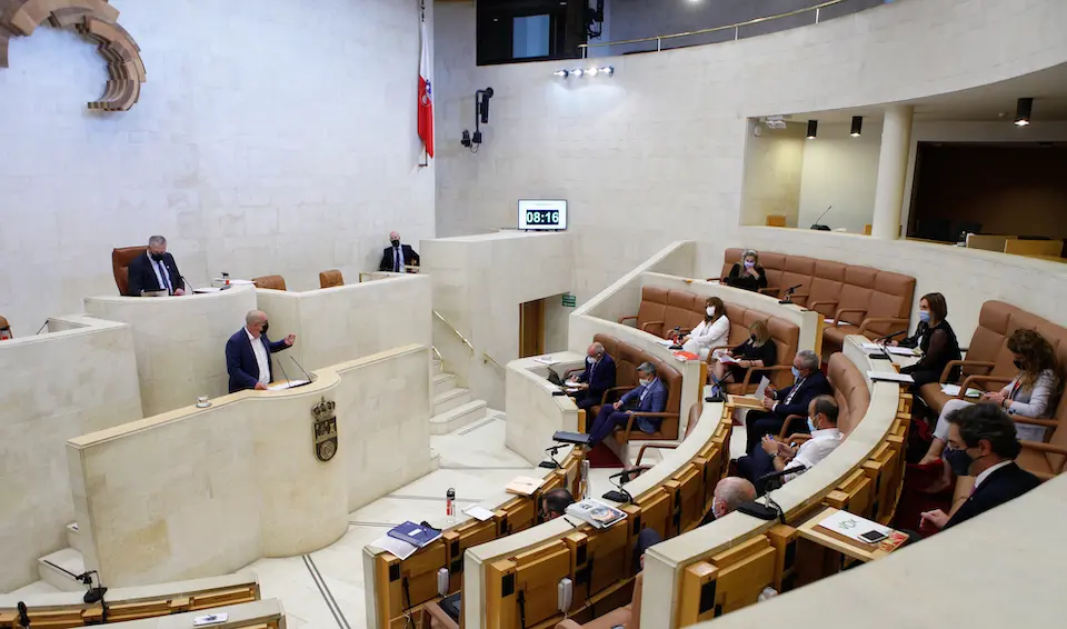 El portavoz de Cs, F&eacute;lix &Aacute;lvarez habla al pleno del Parlamento de Cantabria. / ALERTA