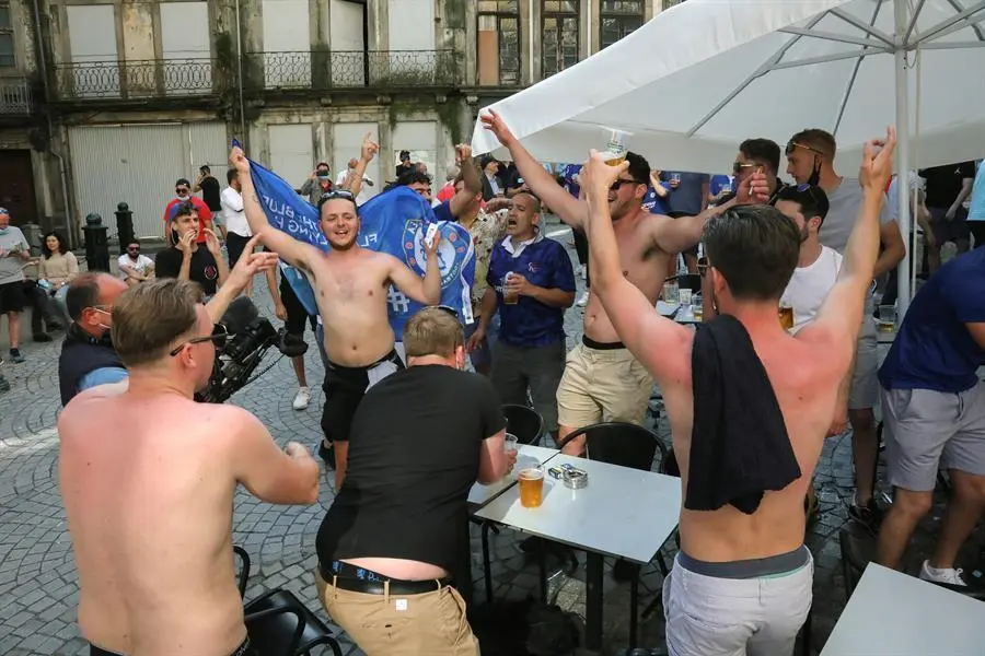 Aficionados del Chelsea ayer sin mascarillas antes de la final de la Liga de Campeones en Oporto. L&iacute;deres de derecha e izquierda criticaron hoy al Gobierno portugu&eacute;s por la pasividad de las autoridades ante los excesos de los hinchas ingleses que asistieron en Oporto a la final de la Champions, tras una noche que se sald&oacute; con un polic&iacute;a herido leve y dos "hoolingans" detenidos. EFE/ Carlos Garc&iacute;a