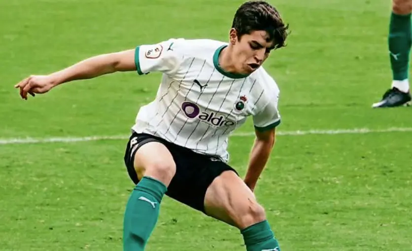 &Iacute;&ntilde;igo Sainz Maza cumplir&aacute; en Primera RFEF su segunda temporada en el primer equipo. / Hardy