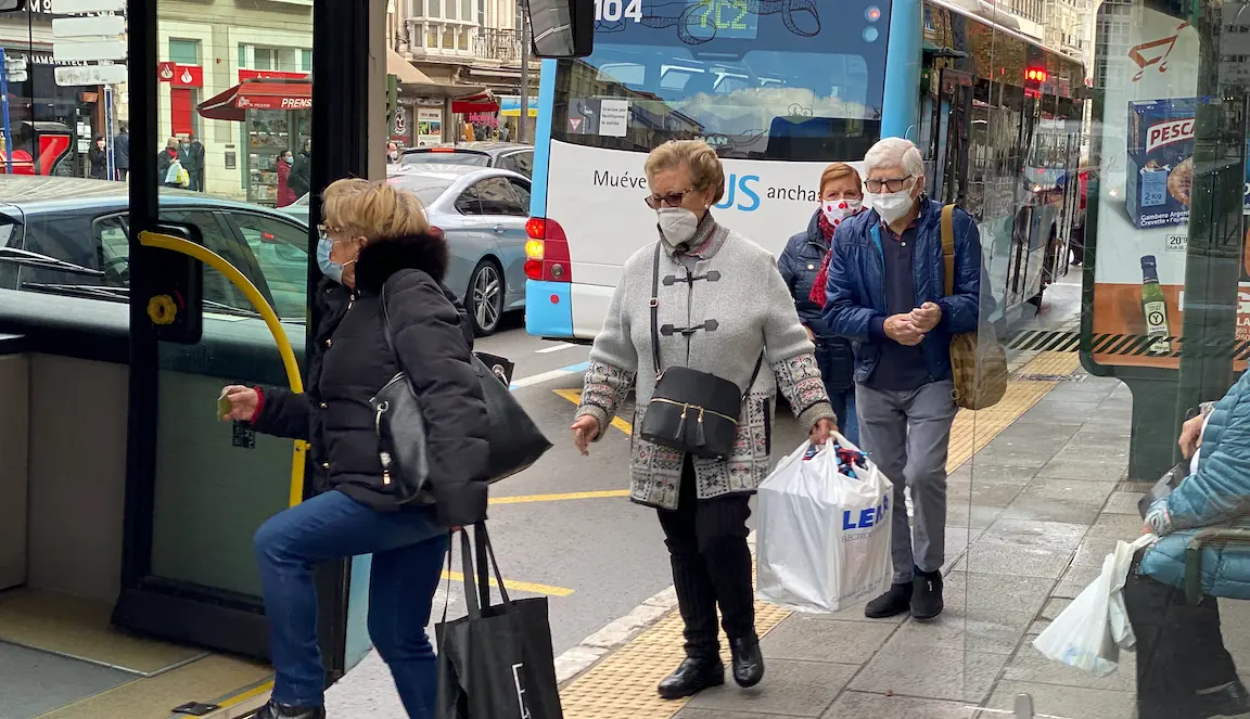 Varias personas suben al autob&uacute;s con su mascarilla puesta en la ciudad de Santander. / HARDY