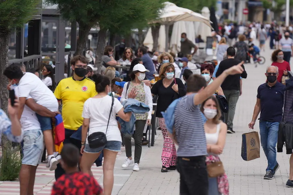 Varias personas pasean por el municipio de Castro Urdiales, a 9 de mayo de 2021, en Castro Urdiales, Cantabria (Espa&ntilde;a). El estado de alarma que el Gobierno decret&oacute; por segunda vez hace seis meses acab&oacute; a las 00.00 horas de este domingo 9 de mayo.  En Cantabria y en Euskadi esto ha dado lugar a el levantamiento del cierre perimetral de ambas comunidades.
09 MAYO 2021;CASTRO URDIALES;CANTABRIA;EUSKADI;ESTADO DE ALARMA
H.Bilbao / Europa Press
9/5/2021