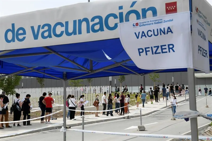 Cola formada a la entrada del Hospital Zendal de Madrid para aquellas personas menores de 60 a&ntilde;os que ya han recibido la primera dosis de Astraz&eacute;neca y deciden que se les administre la segunda dosis de Astraceneca. Junto a ella, se encuentra vac&iacute;a la zona habilitada para aquellas personas que decidan vacunarse con Pfizer. EFE/ V&iacute;ctor Lerena