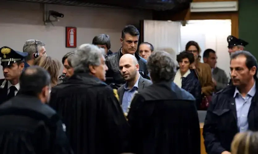 Roberto Saviano, en el centro, en 2014 en el juicio a los miembros del clan mafioso Casalesi. Fotograf&iacute;a: Ciro Fusco/EPA
