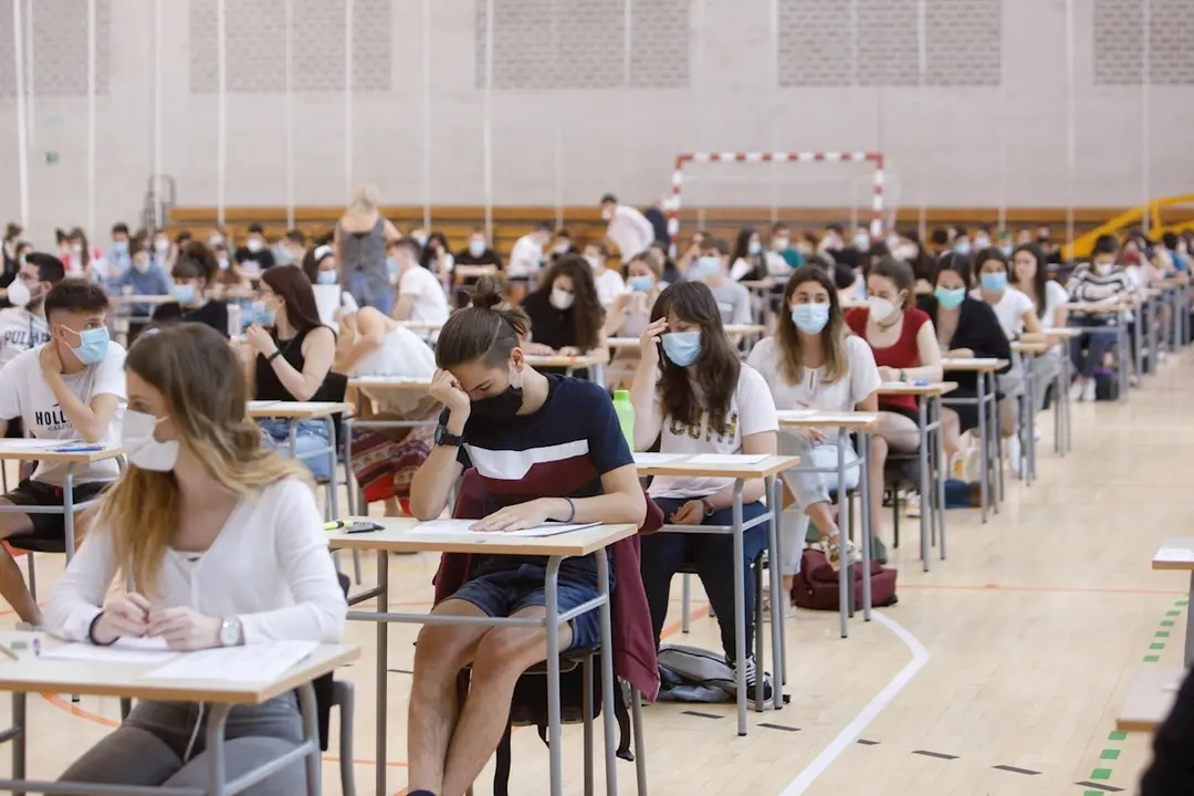 Estudiantes de Navarra durante las pruebas de acceso a la Universidad, EVAU o EBAU seg&uacute;n comunidades, a la que se han enfrentado este martes m&aacute;s de 200.000 mil aspirantes. /EFE
