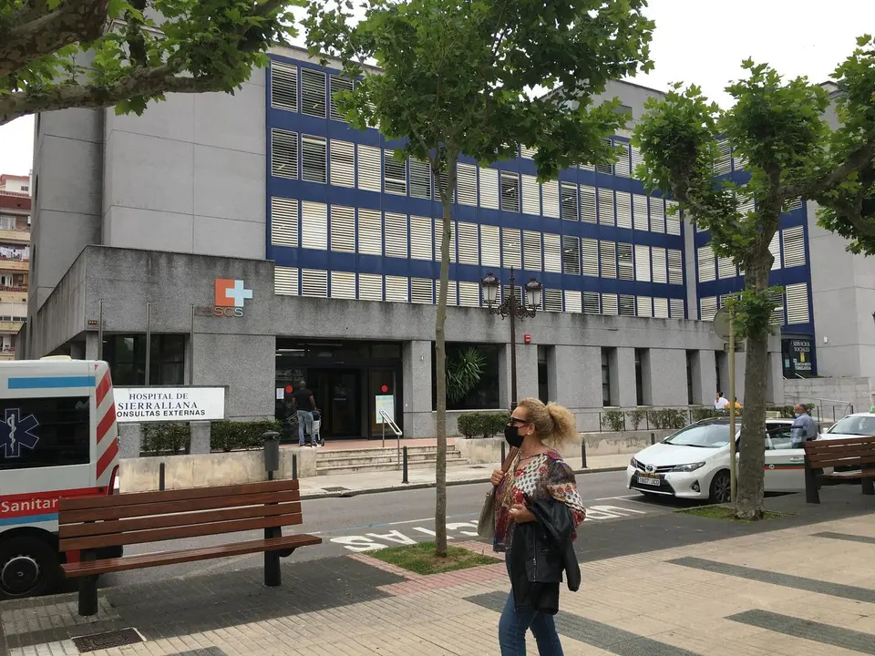 Una persona con mascarilla transita por la Avenida de Espa&ntilde;a en Torrelavega. / S. D&iacute;az