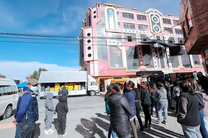 Varias personas pasan frente al set de grabaci&oacute;n de la serie "La Reina del Sur", frente al edificio Pr&iacute;ncipe de la Paz, hoy, en El Alto (Bolivia). EFE/ Martin Alipaz