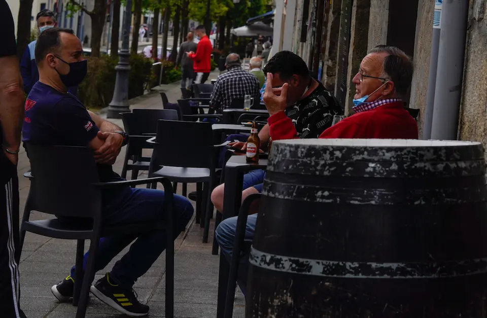 Varias personas en una terraza de un establecimiento hostelero en Astillero. / ALERTA
