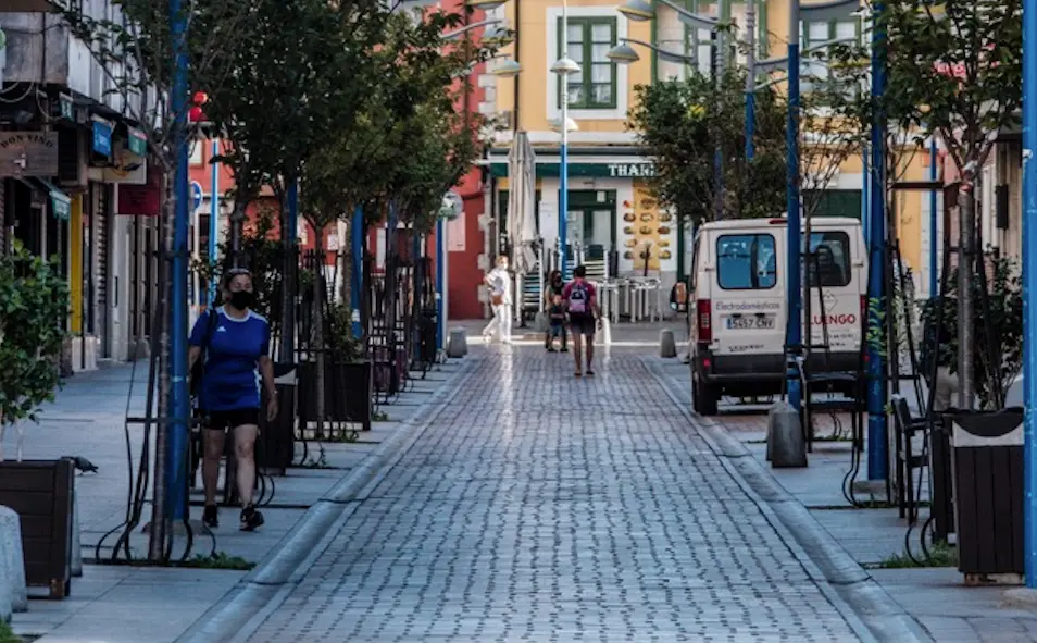 Varias personas por una calle del centro de Santo&ntilde;a. / Hardy