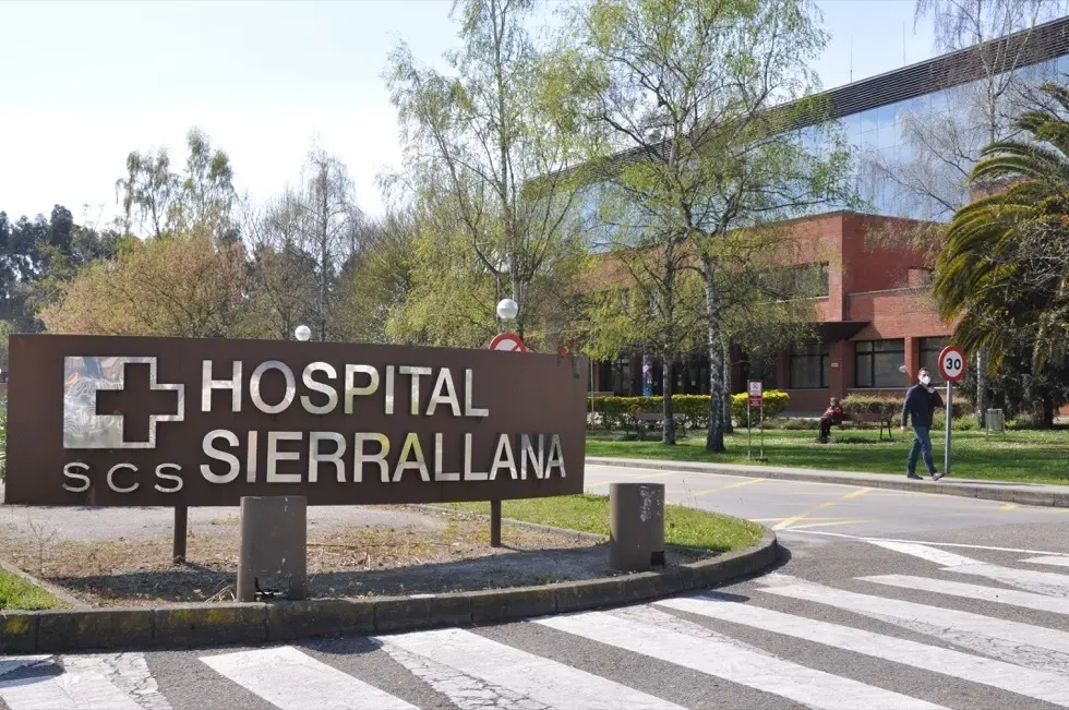 Vista de la entrada del Hospital Sierrallana en Torrelavega. / S. D&Iacute;AZ