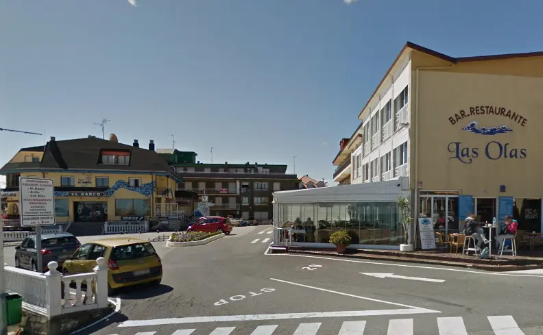 Varias personas en una terraza de un establecimiento hostelero en Noja. / ALERTA