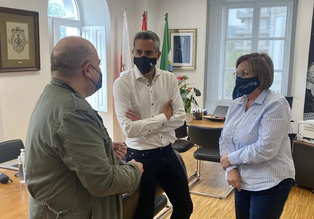 El vicepresidente junto la alcaldesa de Laredo, Charo Losa. / ALERTA