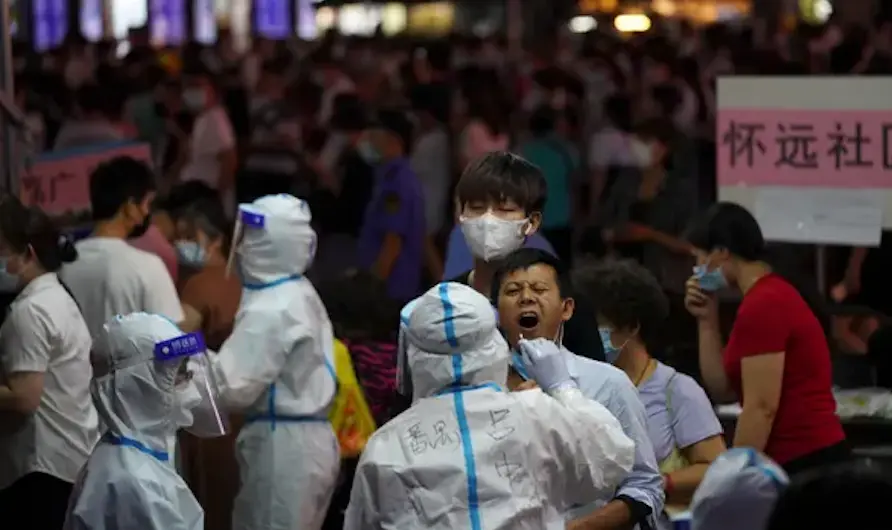 Un hombre se somete a la prueba del coronavirus en el distrito de Liwan, en Guangzhou. Fotograf&iacute;a: AP