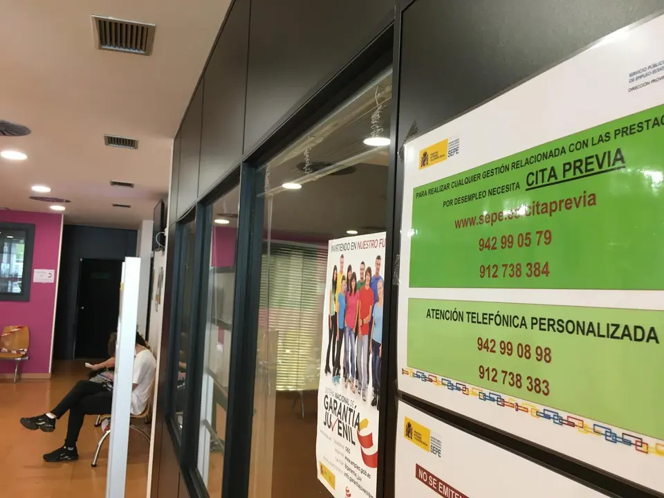 Vista de los carteles informativos en la oficina de prestaci&oacute;n de empleo de Torrelavega. / S. D&iacute;az