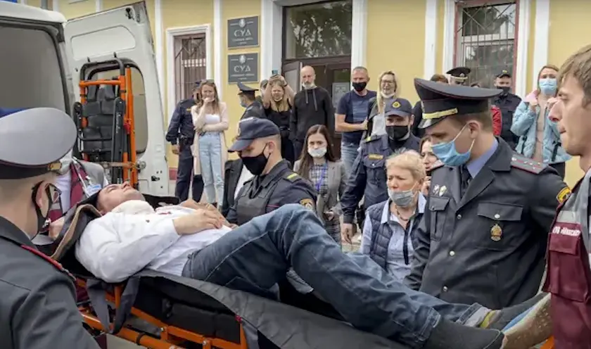 Agentes de polic&iacute;a y param&eacute;dicos llevan a Stsiapan Latypau a una ambulancia en Minsk el martes. / ANTENA3