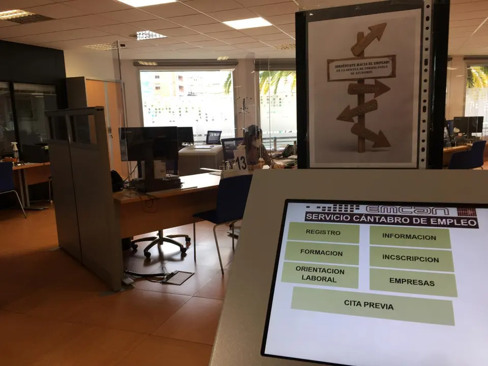 Imagen del panel en la oficina del Servicio C&aacute;ntabro de Empleo de Torrelavega. / ALERTA