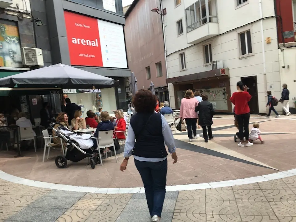 Varias personas en una terraza del centro de Torrelavega. / S. D&iacute;az