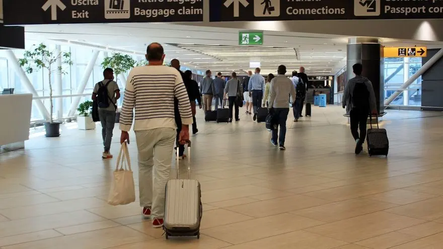 Varios viajeros caminan por la terminal de llegadas del aeropuerto de Barajas. EFE/Atienza/Archivo
