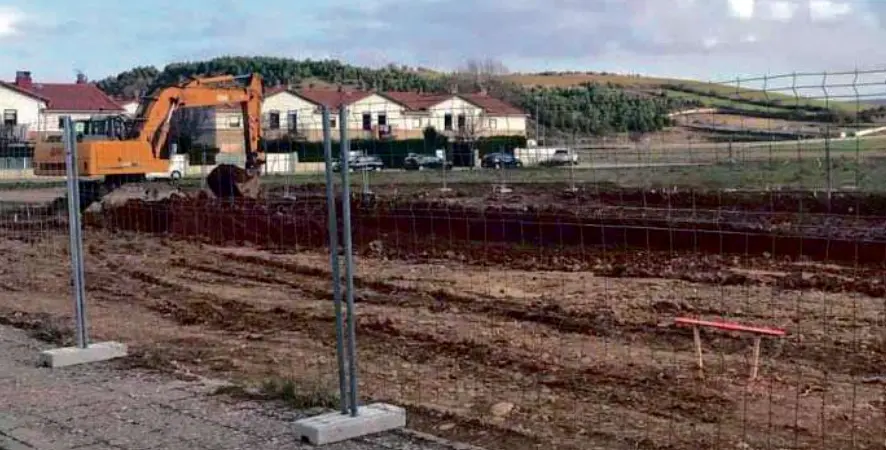 Zona de obras del futuro proyecto de viviendas de protecci&oacute;n oficial en Aguilar de Campoo. / ALERTA