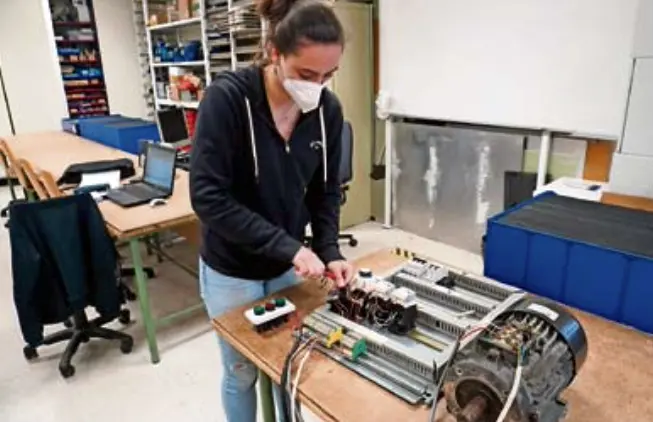 Una joven trabajando en un sistema de electr&oacute;nico. / Hardy