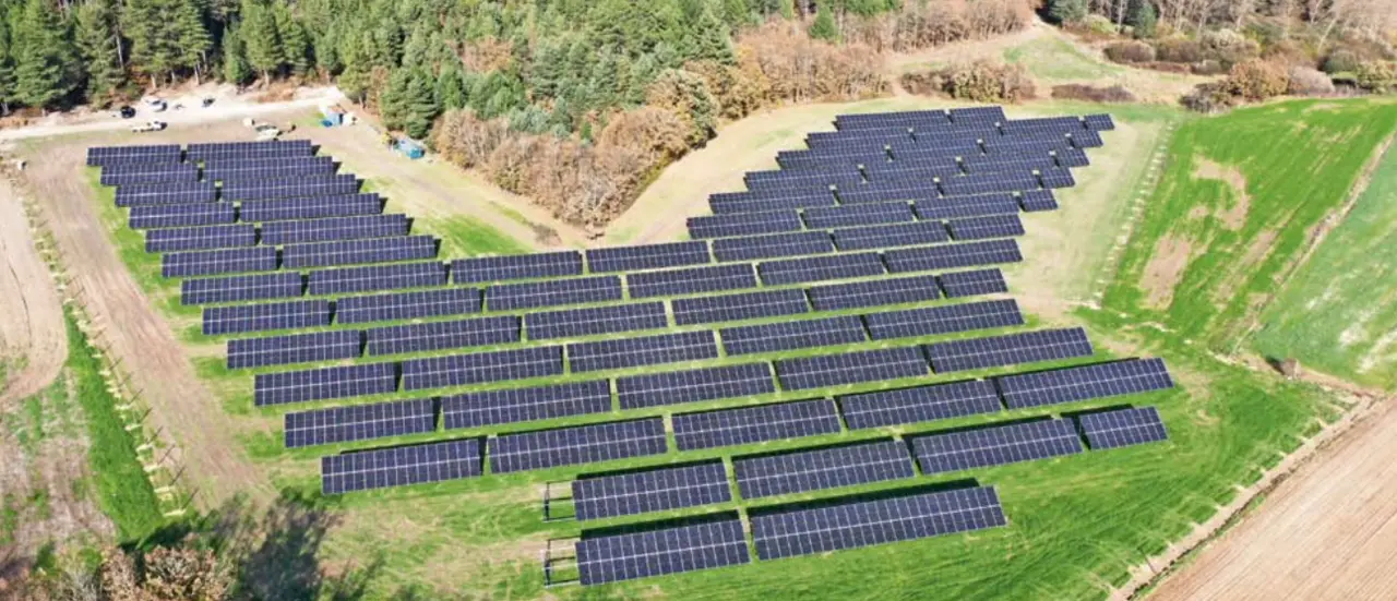 Planta solar &lsquo;La Lamilla&rsquo;, la mayor de Cantabria, a punto de conectarse a la red el&eacute;ctrica. / ALERTA