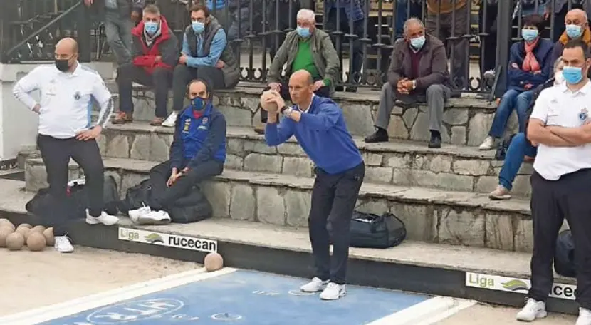 Los jugadores de las pe&ntilde;as J. Cuesta y Torrelavega Siec, en el tiro de la bolera de Cerrazo, ayer durante el partido de la Liga Rucecan. / Dar&iacute;o B.