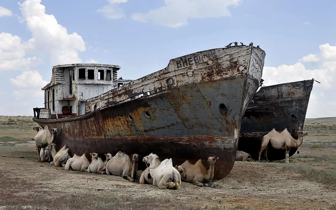 Barcos varados en Moynaq (mar de Aral). Fuente: Arian Zwegers