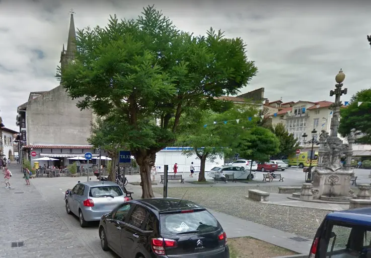 Vista de la plaza en la  Calle los Arzobispos de Comillas. / ALERTA