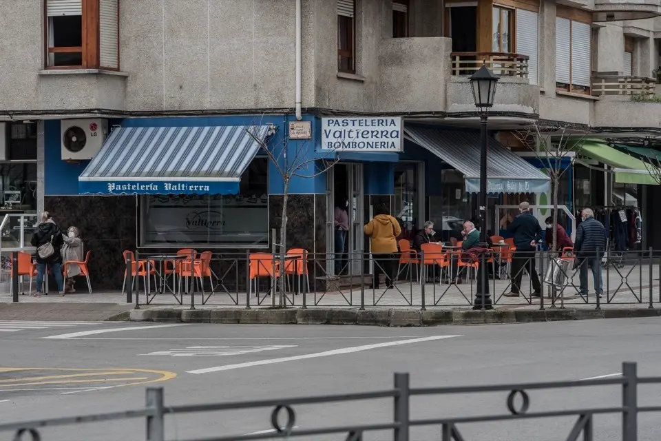 Vista de un establecimiento hostelero en Colindres. / ALERTA