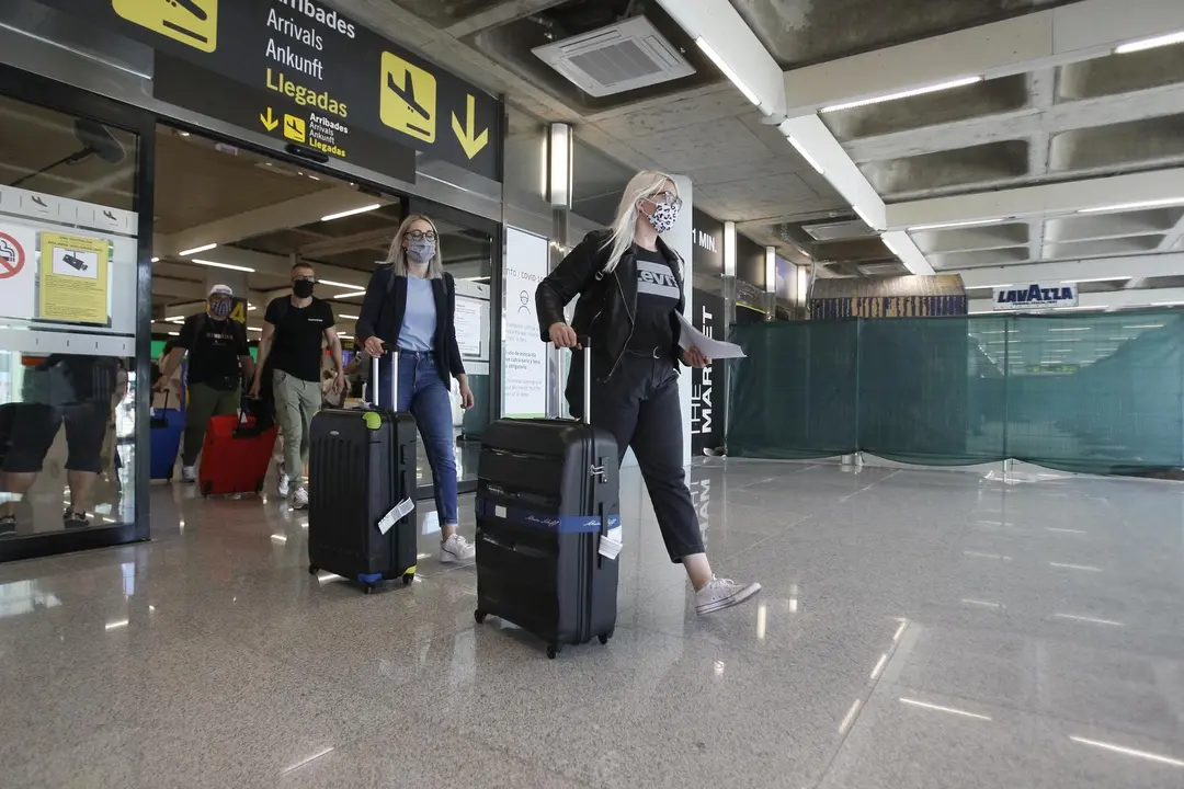 Archivo - Viajeros procedentes de Alemania llegan al Aeropuerto de Palma de Mallorca el d&iacute;a en el que arranca en Baleares el plan piloto para la reapertura del turismo.