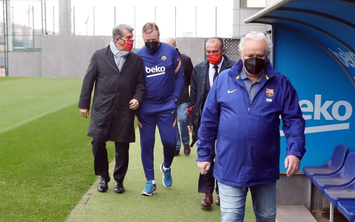 Archivo - El nuevo presidente del FC Barcelona, Joan Laporta, con el entrenador del primer equipo de f&uacute;tbol, Ronald Koeman, durante su visita a la Ciutat Esportiva Joan Gamper
