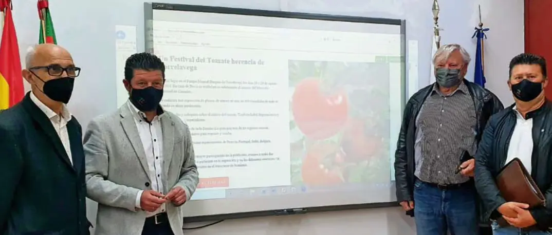 Representantes del evento y del ayuntamiento ayer en la presentaci&oacute;n del festival. / ALERTA