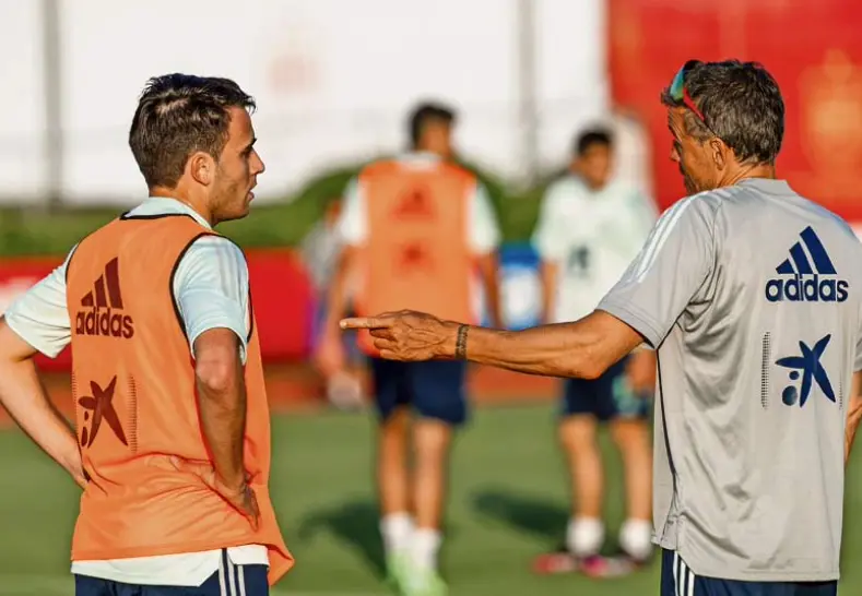 Luis Enrique dando instrucciones al defensa Eric Garc&iacute;a. / efe