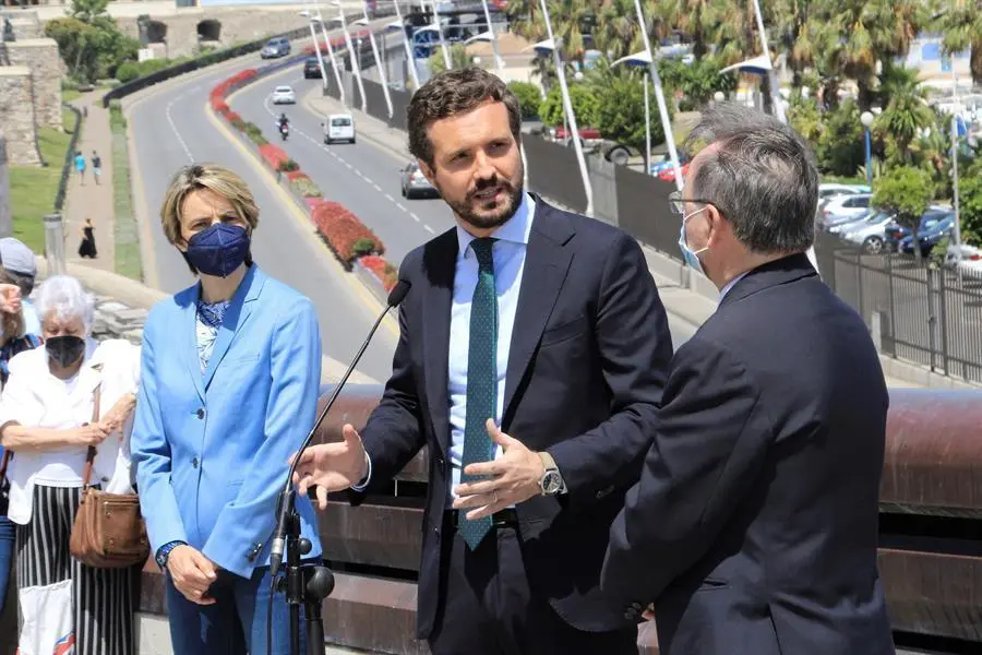 El presidente nacional del PP, Pablo Casado (c), hace una declaraci&oacute;n a la prensa acompa&ntilde;ado por el presidente de la Ciudad, Juan Jes&uacute;s Vivas (d), y por la secretaria general del partido en Ceuta, Yolanda Bel, en el &aacute;mbito de su visita a la ciudad aut&oacute;noma con motivo de la crisis migratoria que sufre la autonom&iacute;a ceut&iacute; a ra&iacute;z de la entrada de m&aacute;s de 10.000 personas producida los d&iacute;as 17 y 18 de mayo. EFE/Reduan Dris