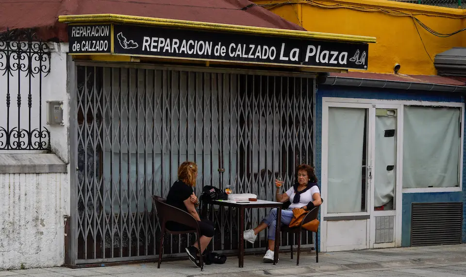 Varias personas sentadas en una terraza de Astillero. / HARDY