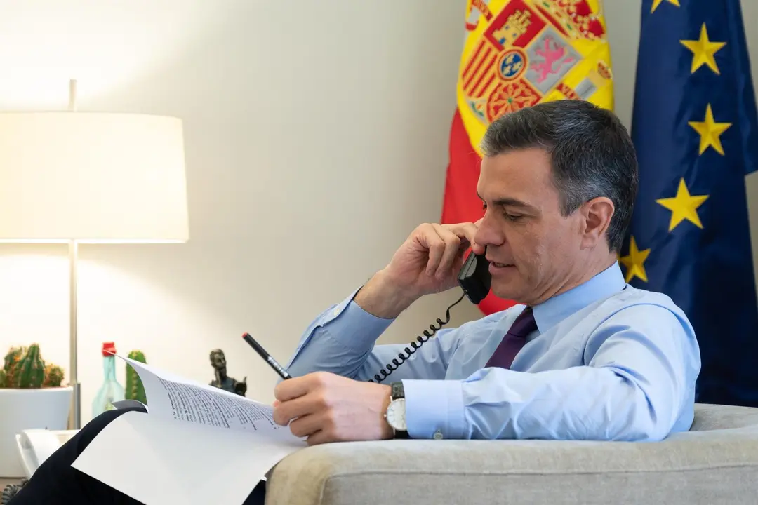 El presidente del Gobierno, Pedro S&aacute;nchez, habla por tel&eacute;fono en una foto de archivo