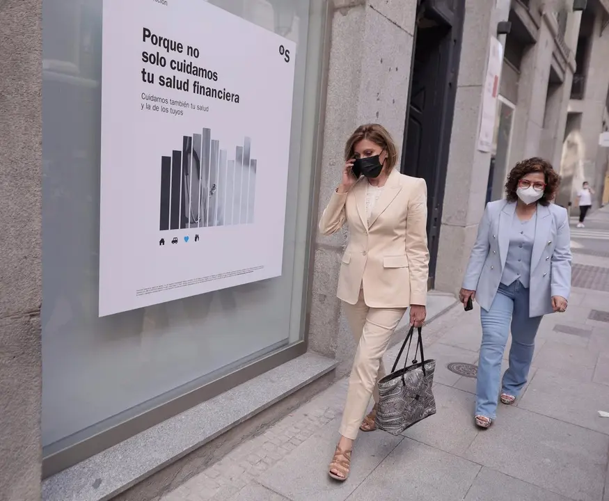 La ex secretaria general del PP y ex ministra Mar&iacute;a Dolores de Cospedal (i), sale del Congreso de los Diputados tras comparecer en la Comisi&oacute;n de Investigaci&oacute;n relativa a la  &lsquo;Operaci&oacute;n &lsquo;Kitchen&rsquo;, a 2 de junio de 2021, en Madrid (Espa&ntilde;a). 