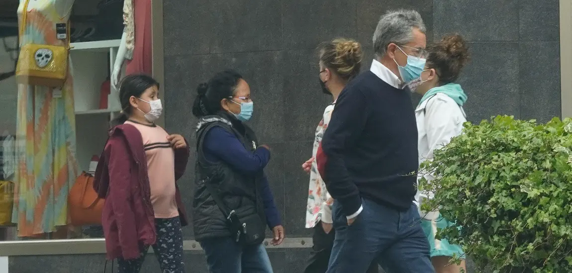 Varias personas transitan con su mascarilla por la localidad de Malia&ntilde;o en Cantabria. / Hardy