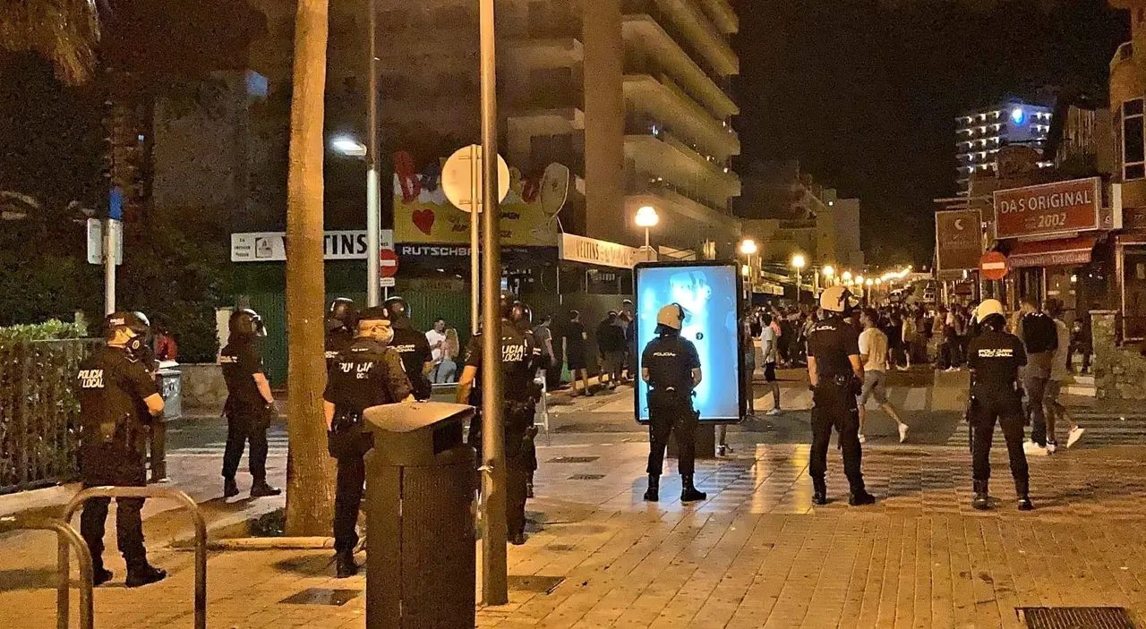 Agentes de la Polic&iacute;a Local y de la Polic&iacute;a Nacional disuelven un botell&oacute;n en Playa de Palma.