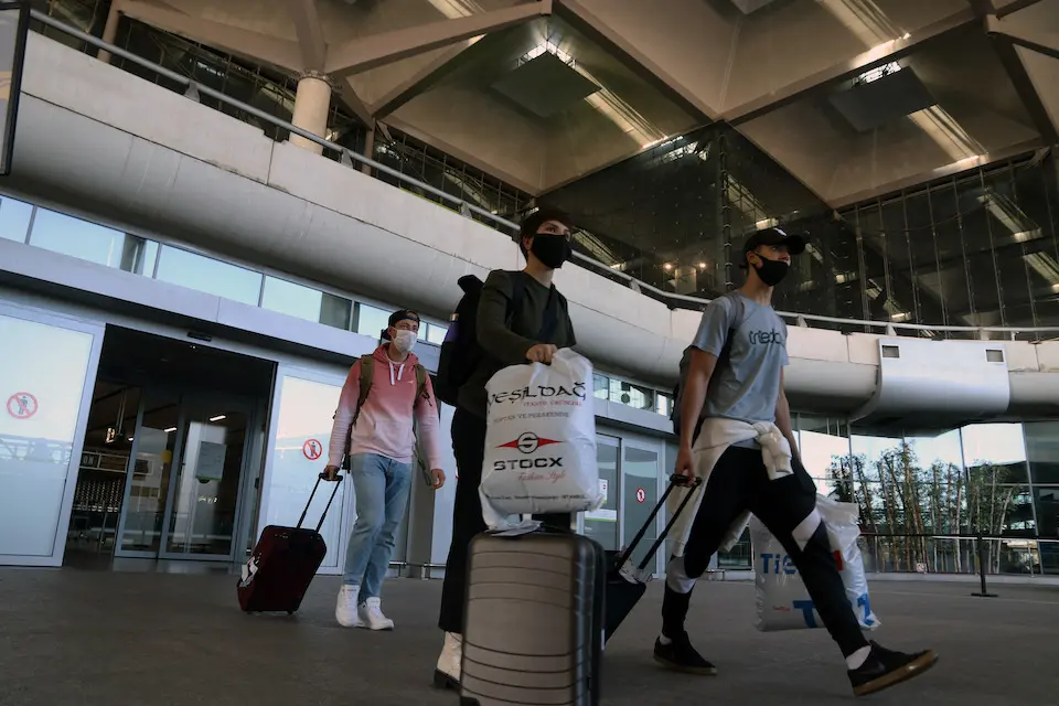 Varios turistas de diferentes pa&iacute;ses a la llegada del aeropuerto de M&aacute;laga, tras pasar el control de aduanas de dicho aeropuerto donde es imprescindible una prueba de PCR negativo impuesto por el Gobierno de Espa&ntilde;a, para poder entrar en la localidad. M&aacute;laga a 23 de noviembre 2020
&Aacute;lex Zea / Europa Press
  (Foto de ARCHIVO)
23/11/2020