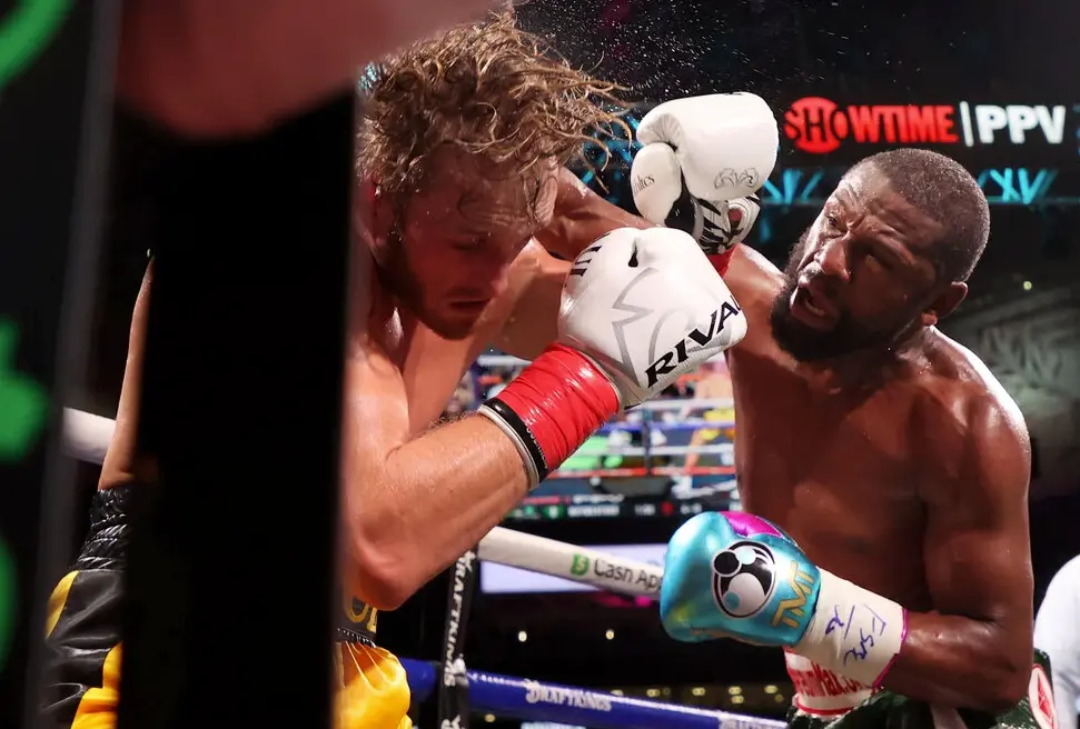 Floyd Mayweather Jr., a la derecha, no noque&oacute; a Logan Paul, pero control&oacute; f&aacute;cilmente su pelea de exhibici&oacute;n de ocho asaltos que convirti&oacute; un combate meme en un espect&aacute;culo de pago por visi&oacute;n.Credit...Cliff Hawkins/Getty Images