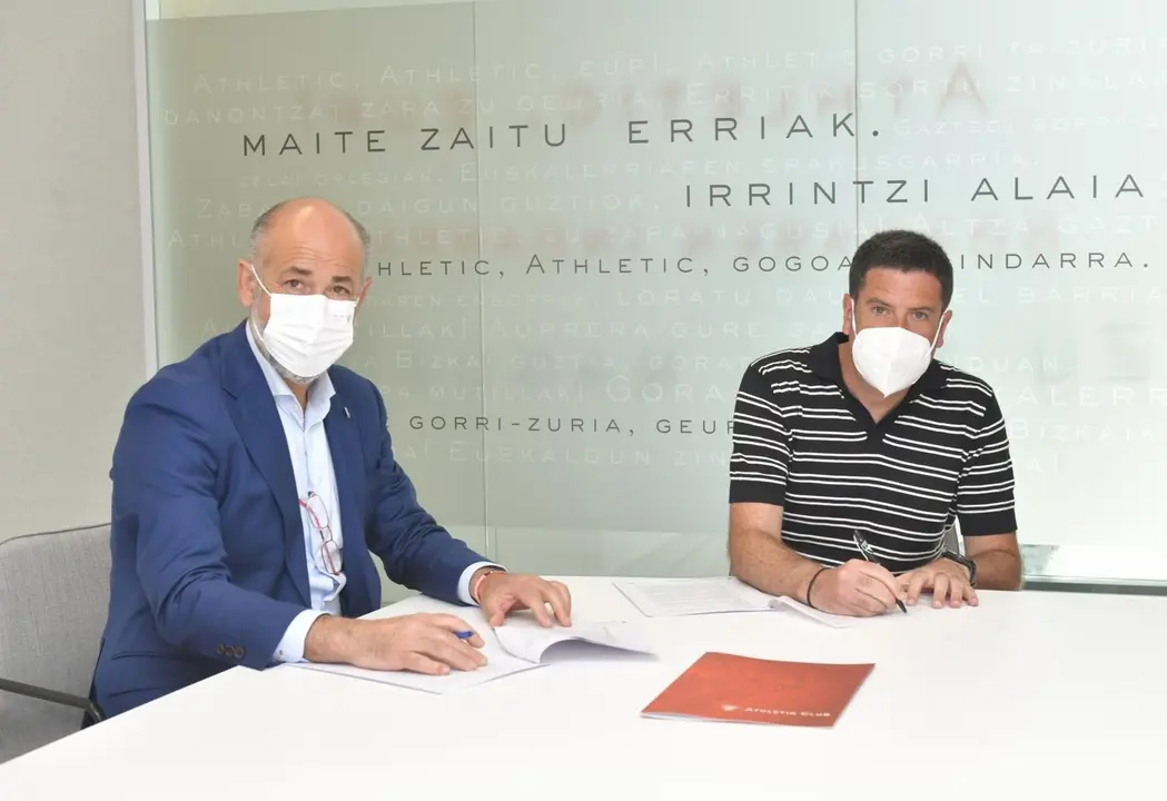 Imanol de la Sota firma el contrato con el presidente del Athletic Club de Bilbao, Aitor Elizegi.