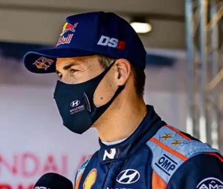 Dani Sordo, atendiendo a los medios de comunicaci&oacute;n. / Hyundai