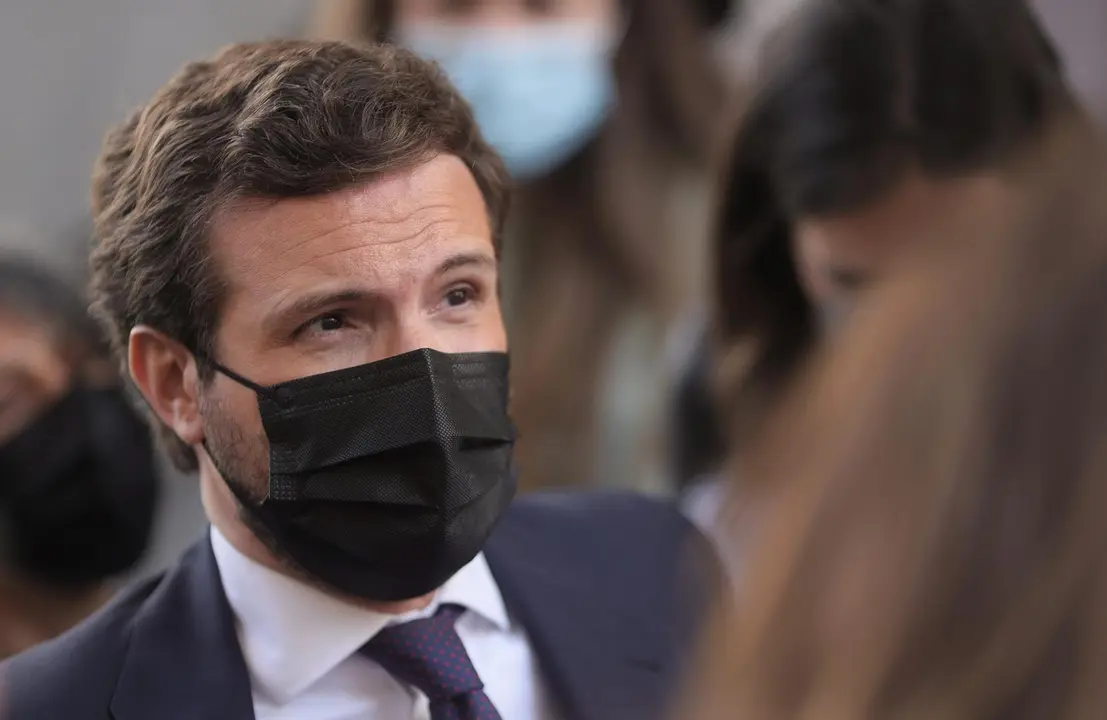El l&iacute;der del PP, Pablo Casado, en las inmediaciones del Congreso donde se celebra una sesi&oacute;n de control al Gobierno, a 26 de mayo de 2021, en el Congreso de los Diputados, Madrid, (Espa&ntilde;a). 