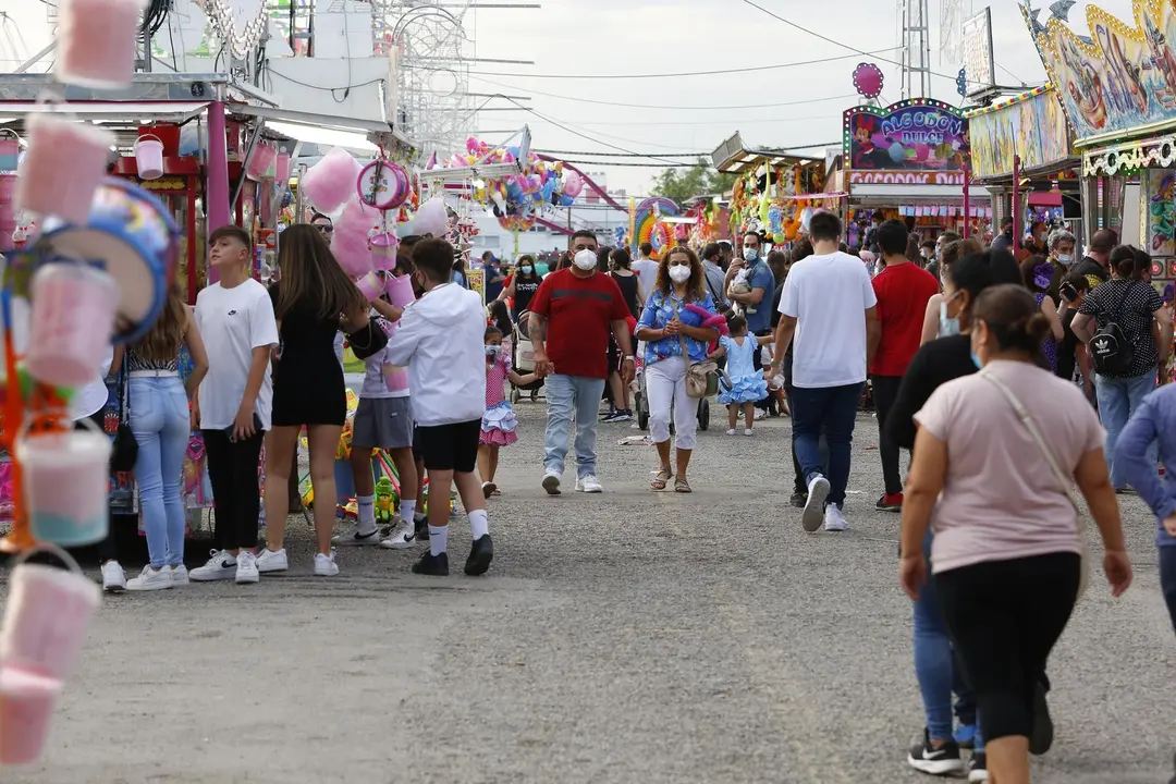 El recinto ferial de Granada se llena de gente con los columpios y atracciones instaladas en la zona pese a la pandemia del coronavirus durante las fiestas del Corpus Christi a 05 de junio del 2021 en Granada, Andaluc&iacute;a.