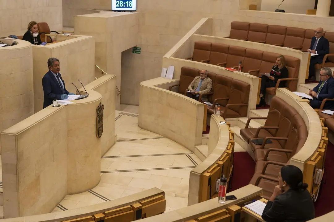 Archivo - El presidente de Cantabria, Miguel &Aacute;ngel Revilla, en el Pleno del Parlamento
