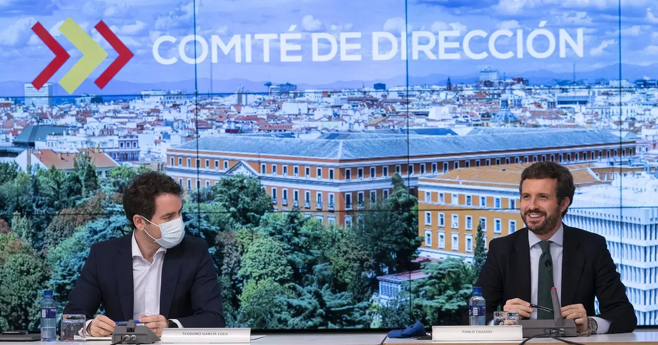 El secretario de Organizaci&oacute;n del PP, Teodoro Garc&iacute;a Egea, y el  presidente del Partido Popular, Pablo Casado, que preside la reuni&oacute;n del Comit&eacute; de Direcci&oacute;n del PP en la sede de G&eacute;nova, a 11 de mayo de 2021, en Madrid, (Espa&ntilde;a). 